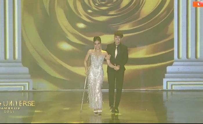 Người đẹp Campuchia đeo nạng gỗ trình diễn dạ hội-5