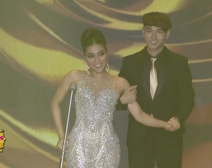 Người đẹp Campuchia đeo nạng gỗ trình diễn dạ hội-6