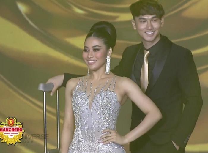 Người đẹp Campuchia đeo nạng gỗ trình diễn dạ hội-7