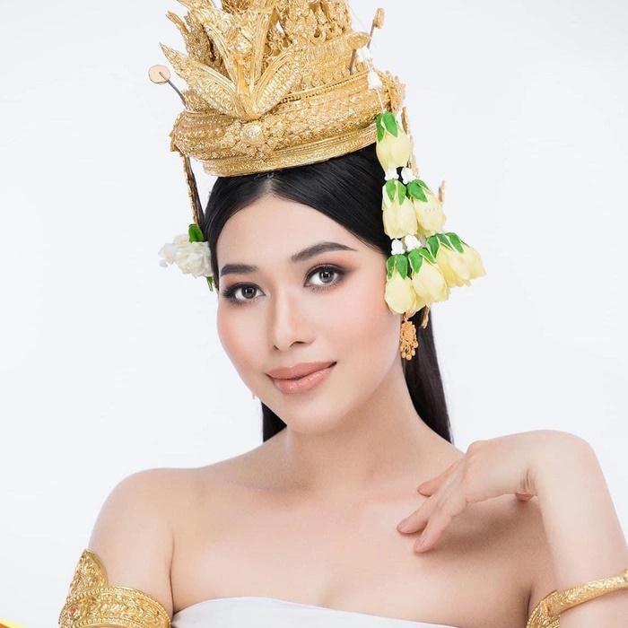 Người đẹp Campuchia đeo nạng gỗ trình diễn dạ hội-11