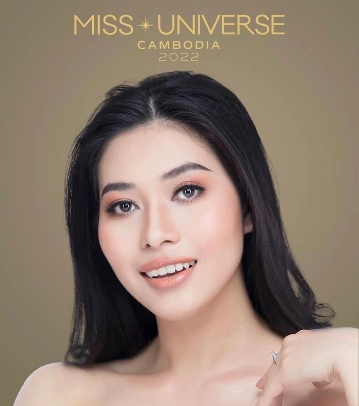 Người đẹp Campuchia đeo nạng gỗ trình diễn dạ hội-13