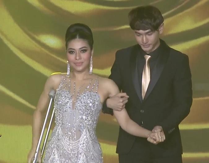 Người đẹp Campuchia đeo nạng gỗ trình diễn dạ hội-8