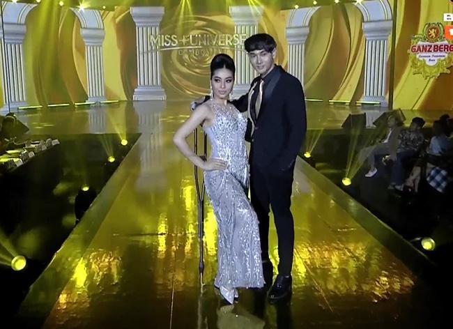 Người đẹp Campuchia đeo nạng gỗ trình diễn dạ hội-10