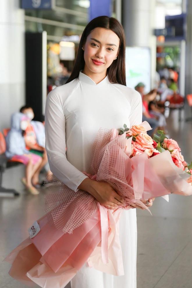 Hoa hậu Thái mua đồ ăn phố đi bộ bị chặt chém, netizen phẫn nộ-1