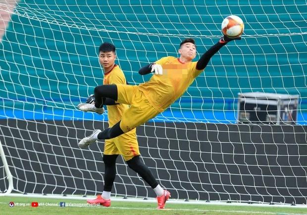 Quan Văn Chuẩn: thủ môn xuất sắc và chuyện tình với bạn gái thạc sĩ-5