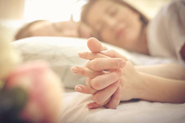 Sau chuyến công tác dài ngày, vừa về nhà đã nhập viện do... yêu bù-1