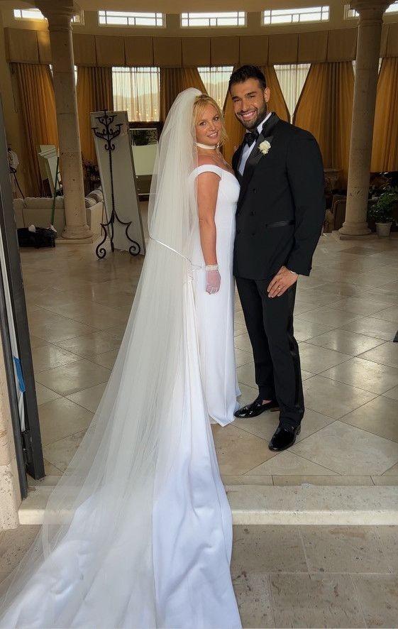 Britney Spears diện váy cưới tối giản-1