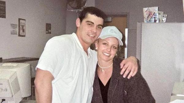 Người đàn ông ly hôn sau 55 tiếng cưới Britney Spears giờ ra sao?-1