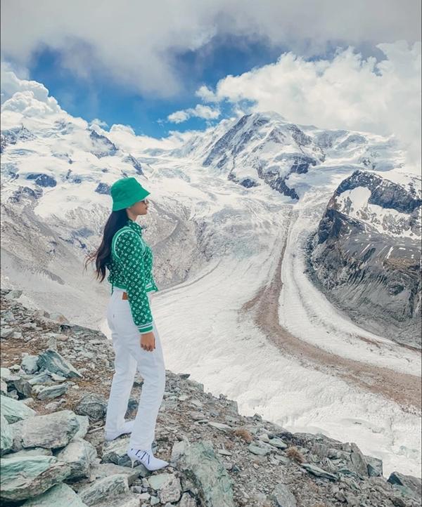 Mỹ nhân mang giày cao gót leo núi: Người được khen, kẻ bị chê-1