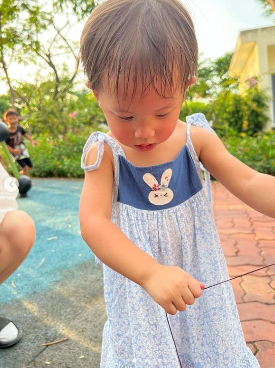 Hà Hồ bị nhắc nhở khi để Lisa bù xù, mồ hôi nhễ nhại đến thương-3