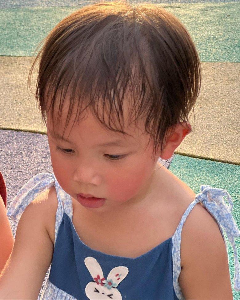 Con gái Hà Hồ chỉ thay đổi 1 điểm mà đáng yêu bội phần-5