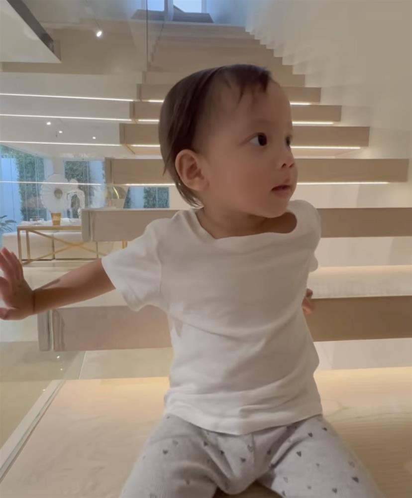 Hà Hồ bị nhắc nhở khi để Lisa bù xù, mồ hôi nhễ nhại đến thương-12