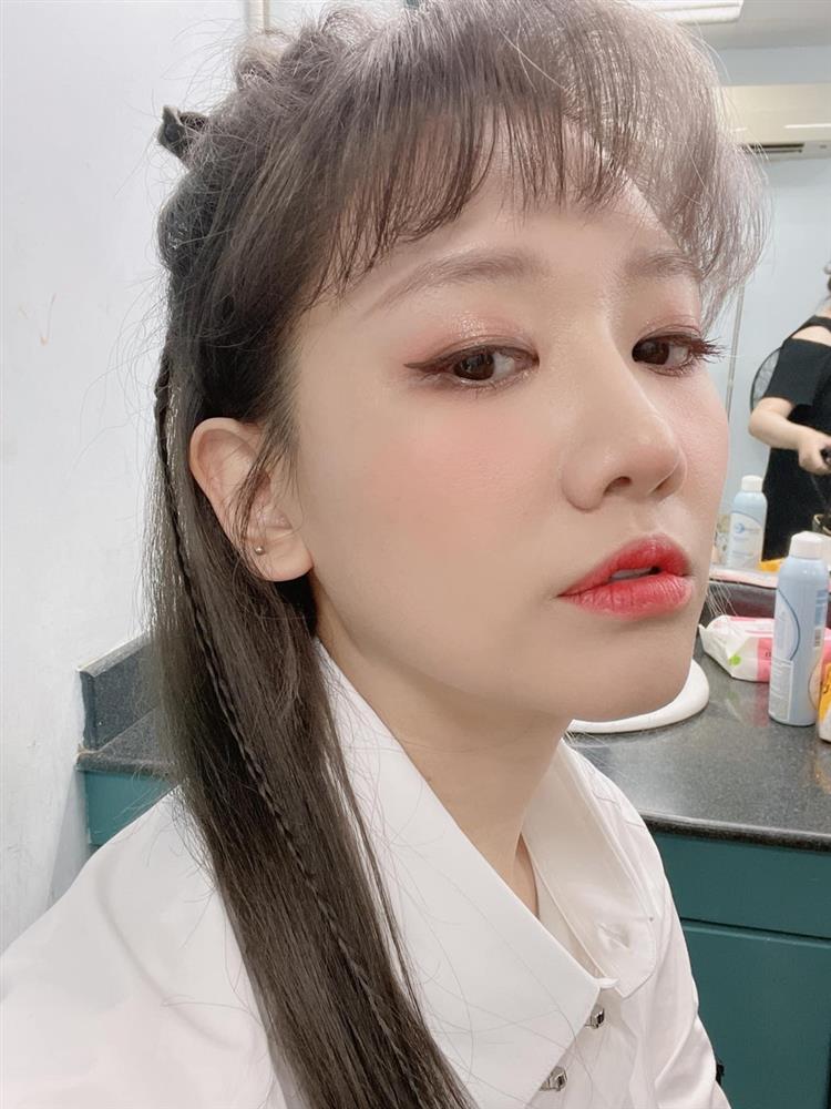 Hari Won cầm 10 triệu của chồng nhuộm mái tóc xơ như chổi xể-9