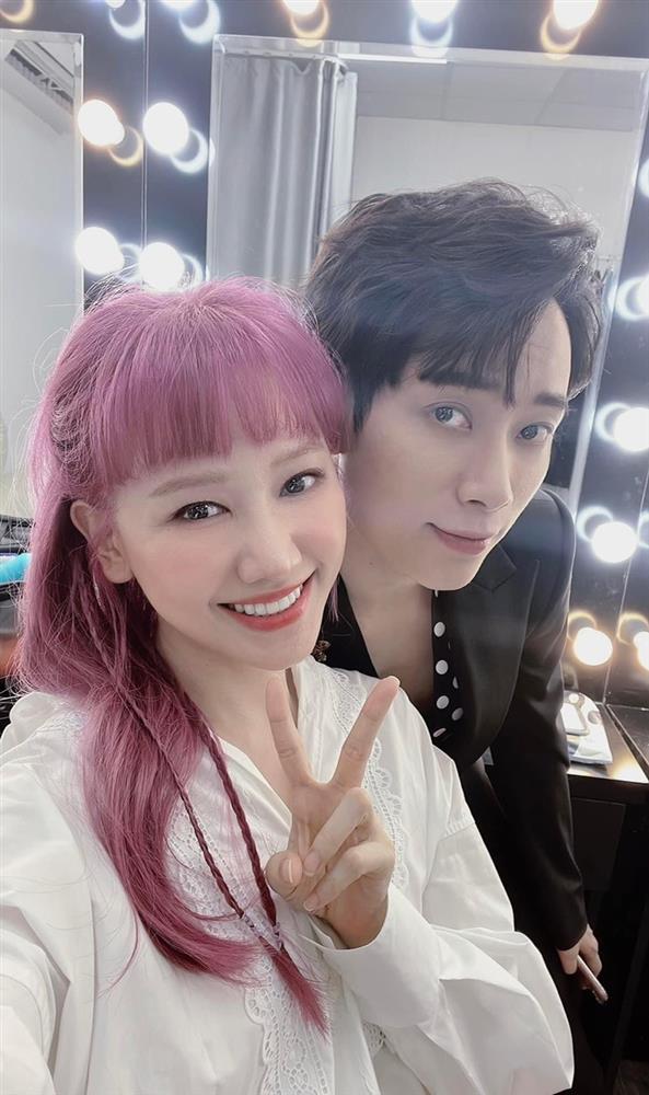 Hari Won cầm 10 triệu của chồng nhuộm mái tóc xơ như chổi xể-7