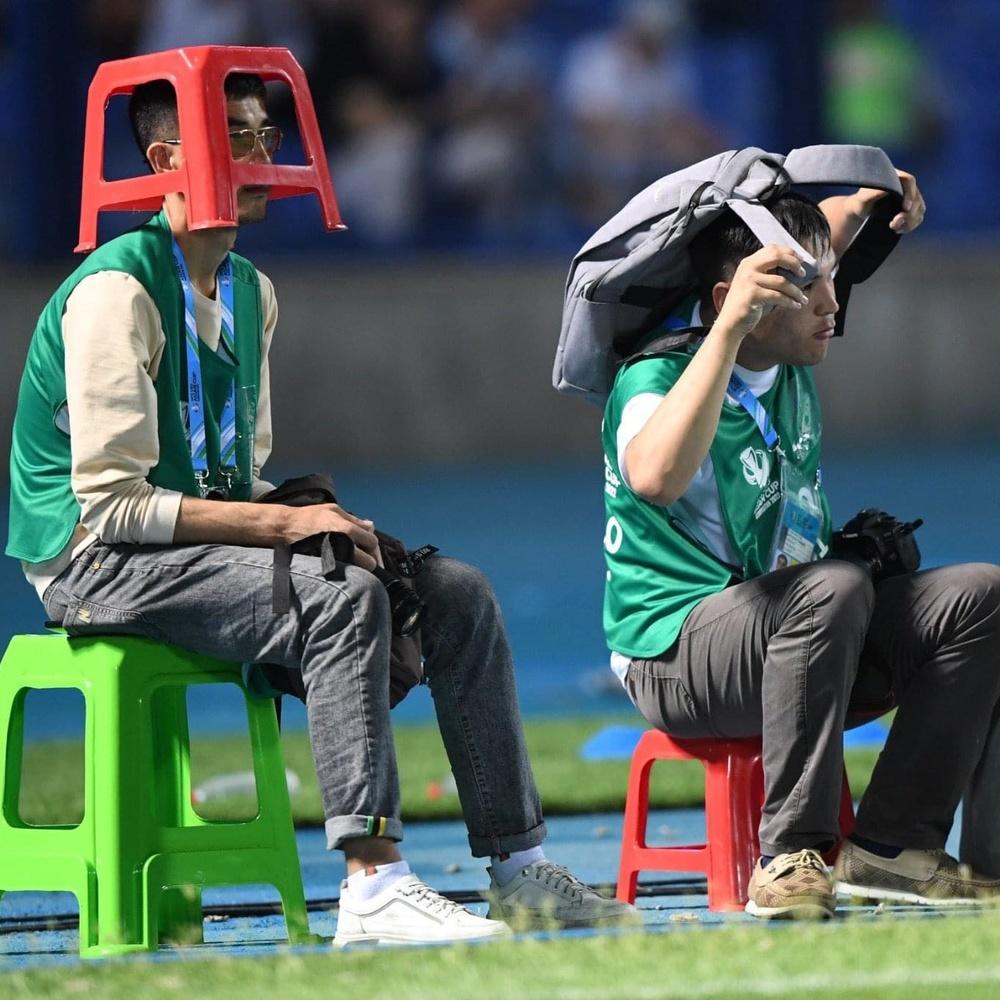 Tác nghiệp VCK U23 châu Á phải đội bảo hộ vì khán đài bạo lực-3