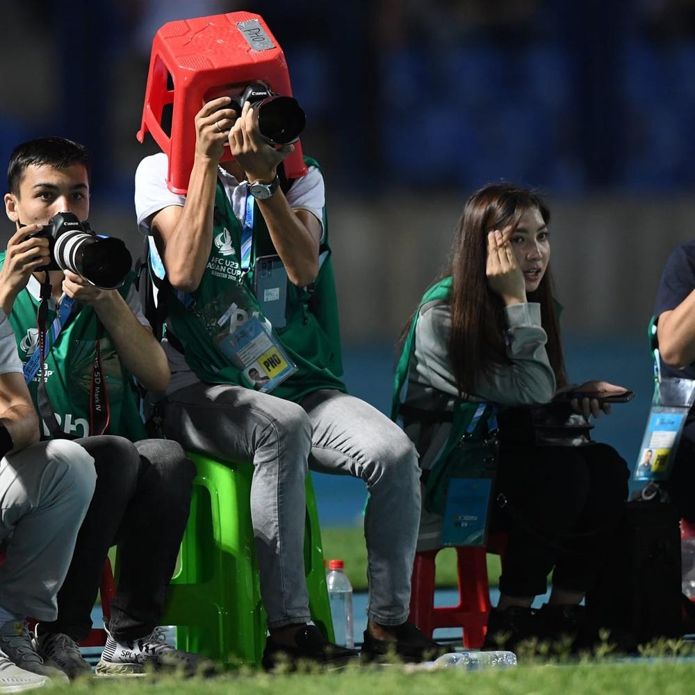 Tác nghiệp VCK U23 châu Á phải đội bảo hộ vì khán đài bạo lực-2