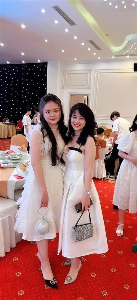 In 4 chị mẹ xinh đẹp nổi khắp MXH khi chụp kỷ yếu bên con gái-2