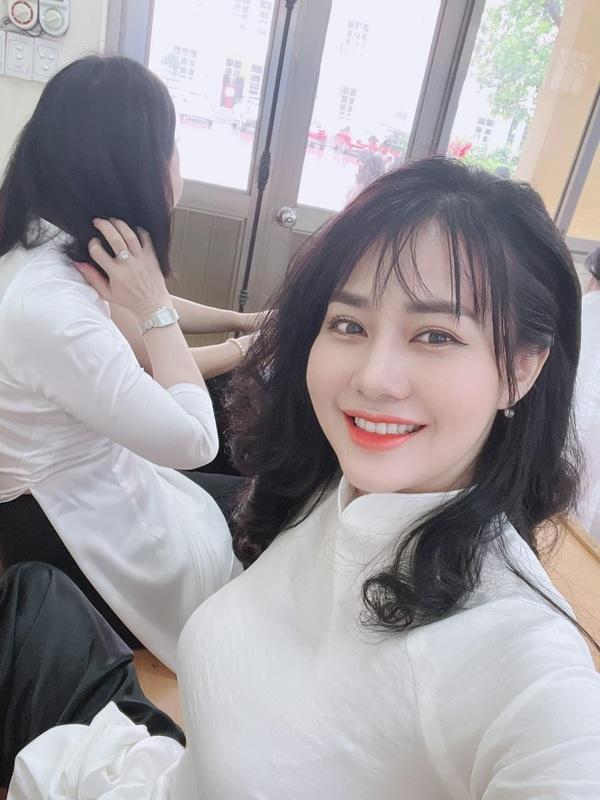 In 4 chị mẹ xinh đẹp nổi khắp MXH khi chụp kỷ yếu bên con gái-5