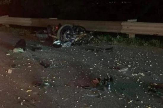 Môtô phân khối lớn nát sau tai nạn liên hoàn, 2 người chết