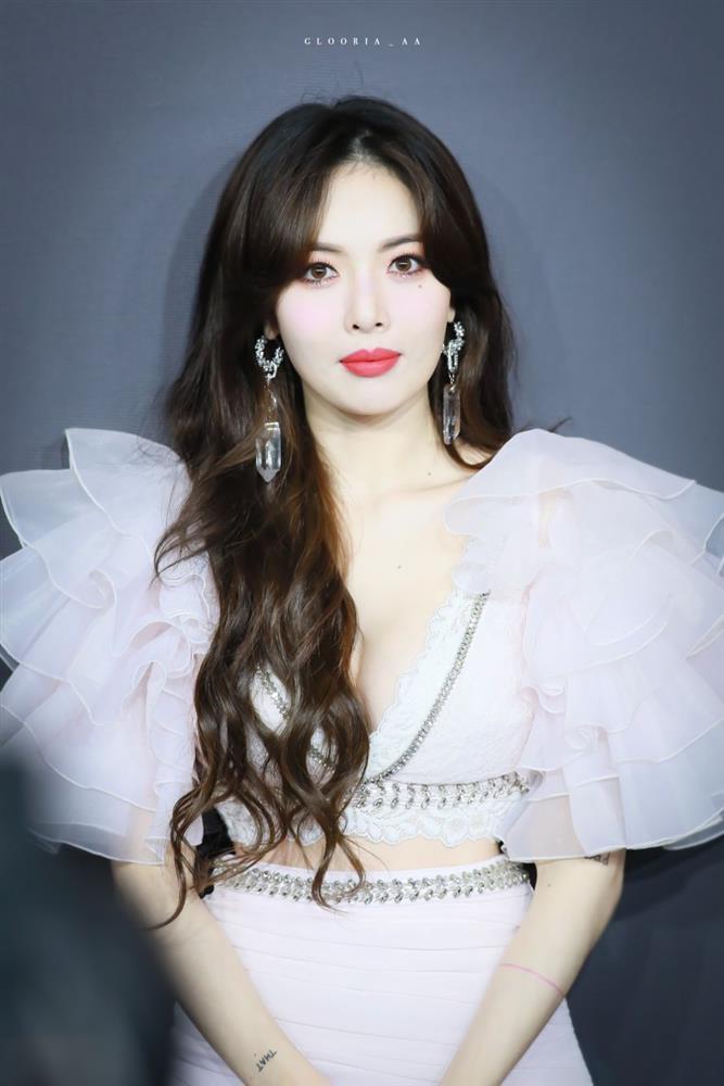 HyunA bảo vệ nhóm nhạc nữ bị ép mặc đồ hở-4