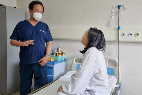 Nữ sinh 12 tuổi không thể đi lại vì vòng một to không tưởng-1