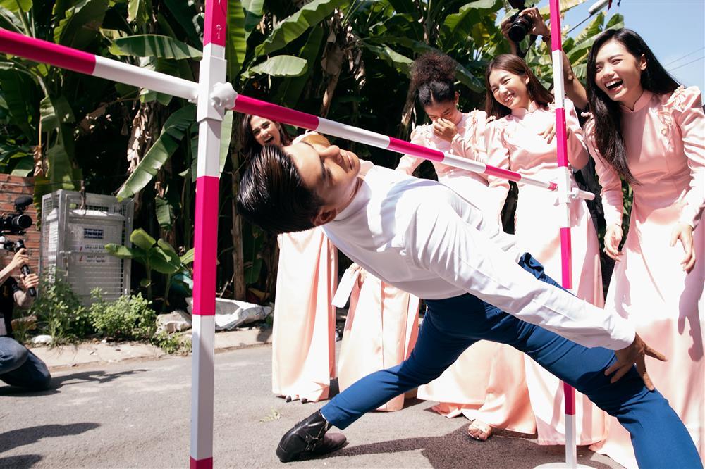 Rợn tóc gáy cảnh chú rể leo thang cao vút hôn Minh Hằng-5