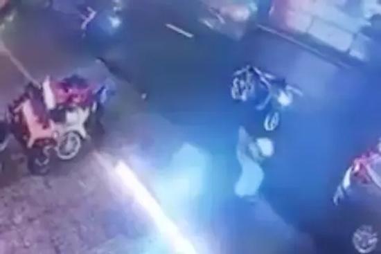 Thanh niên cầm vật nghi súng dọa nhiều người trên phố TP.HCM