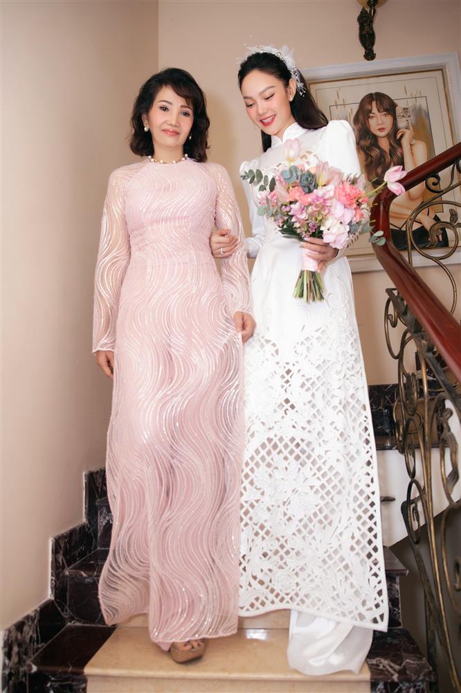 Mẹ ruột U60 của cô dâu Minh Hằng gây sốt vì quá trẻ đẹp-3