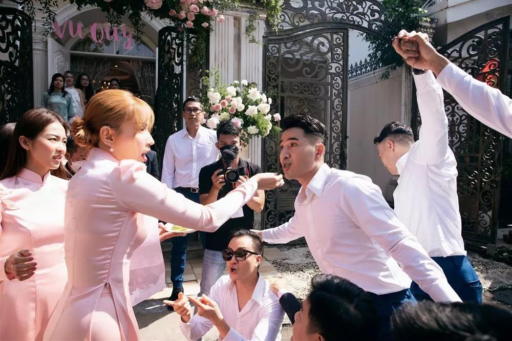 Trước khi leo thang hôn Minh Hằng, chú rể đã chấn thương chân-7