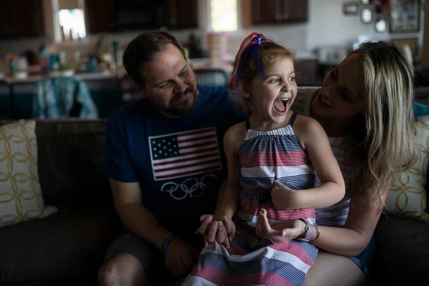 Cuộc sống của em bé 4 tuổi sau khi thoát chết vì viêm gan bí ẩn-1