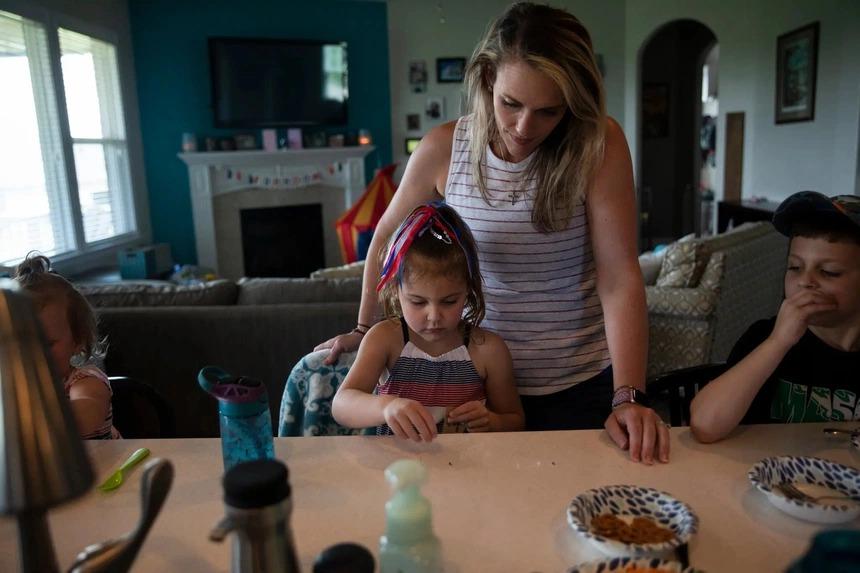 Cuộc sống của em bé 4 tuổi sau khi thoát chết vì viêm gan bí ẩn-4