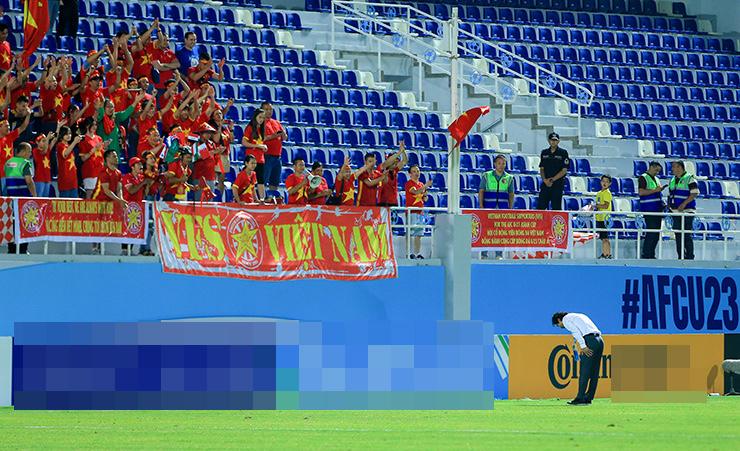 HLV Gong hành động lạ sau trận thua 2 - 0 trước Ả Rập Xê Út-1