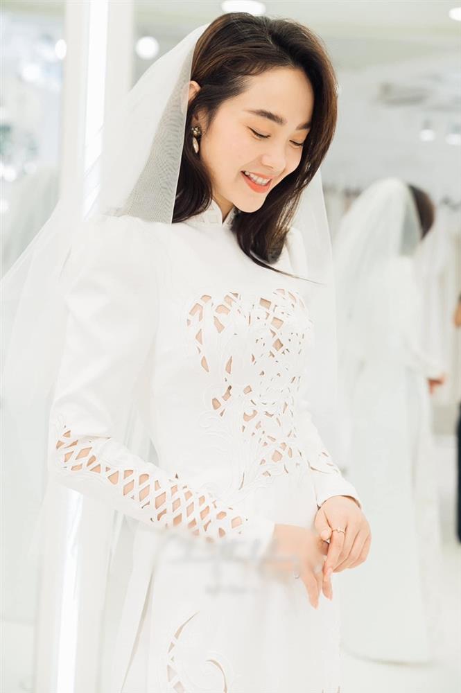 Cận cảnh Minh Hằng thử áo dài cưới, mặt mộc đẹp miễn chê-3