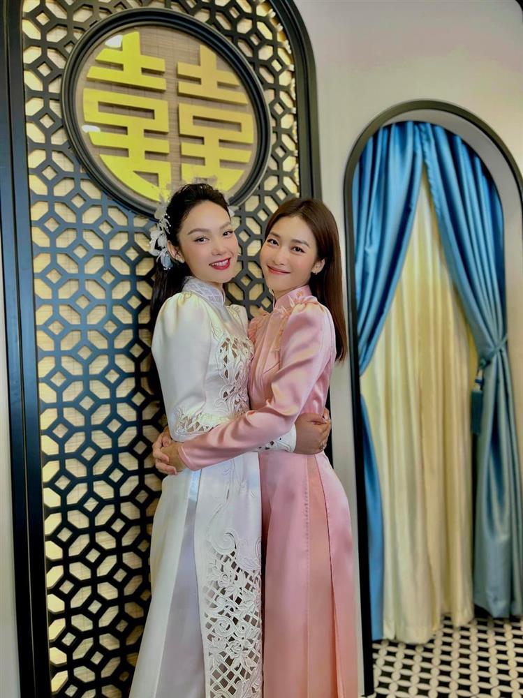 3 nàng dâu lựa chọn áo dài trắng ăn hỏi 1-0-2 Vbiz-10