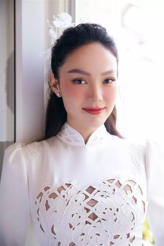 3 nàng dâu lựa chọn áo dài trắng ăn hỏi 1-0-2 Vbiz-12