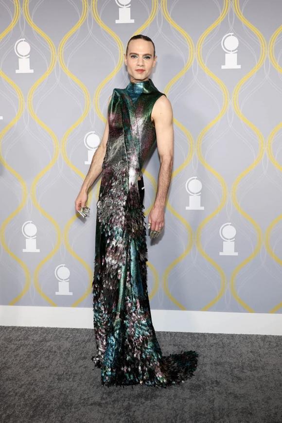 Loạt sao diện đồ xấu lạ tại thảm đỏ Tony 2022-8