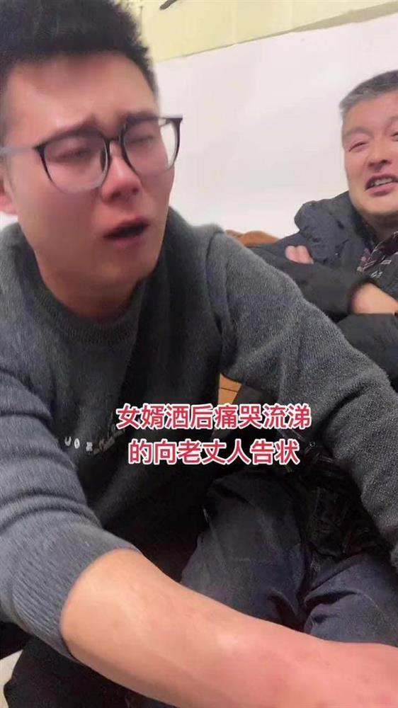 Người đàn ông khóc cạn nước mắt vì bị vợ nhốt bên ngoài 3 tiếng-1