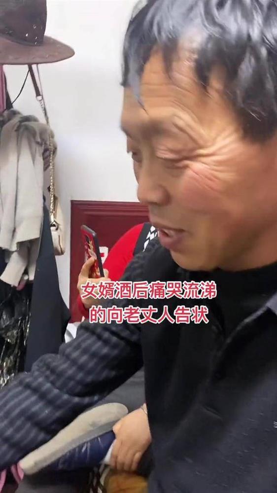 Người đàn ông khóc cạn nước mắt vì bị vợ nhốt bên ngoài 3 tiếng-2