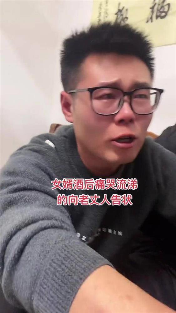 Người đàn ông khóc cạn nước mắt vì bị vợ nhốt bên ngoài 3 tiếng-3