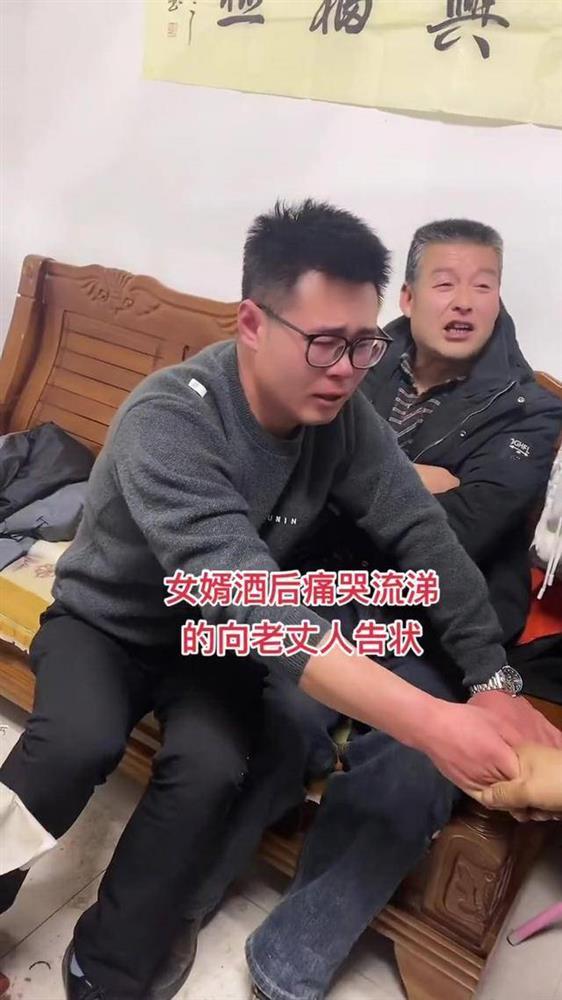 Người đàn ông khóc cạn nước mắt vì bị vợ nhốt bên ngoài 3 tiếng-4