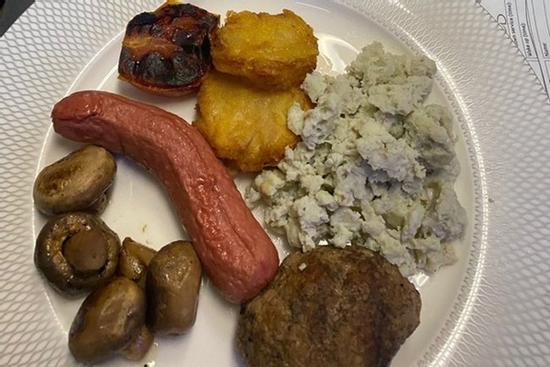 Khách bất mãn vì bữa ăn tồi tệ trong khoang hạng nhất