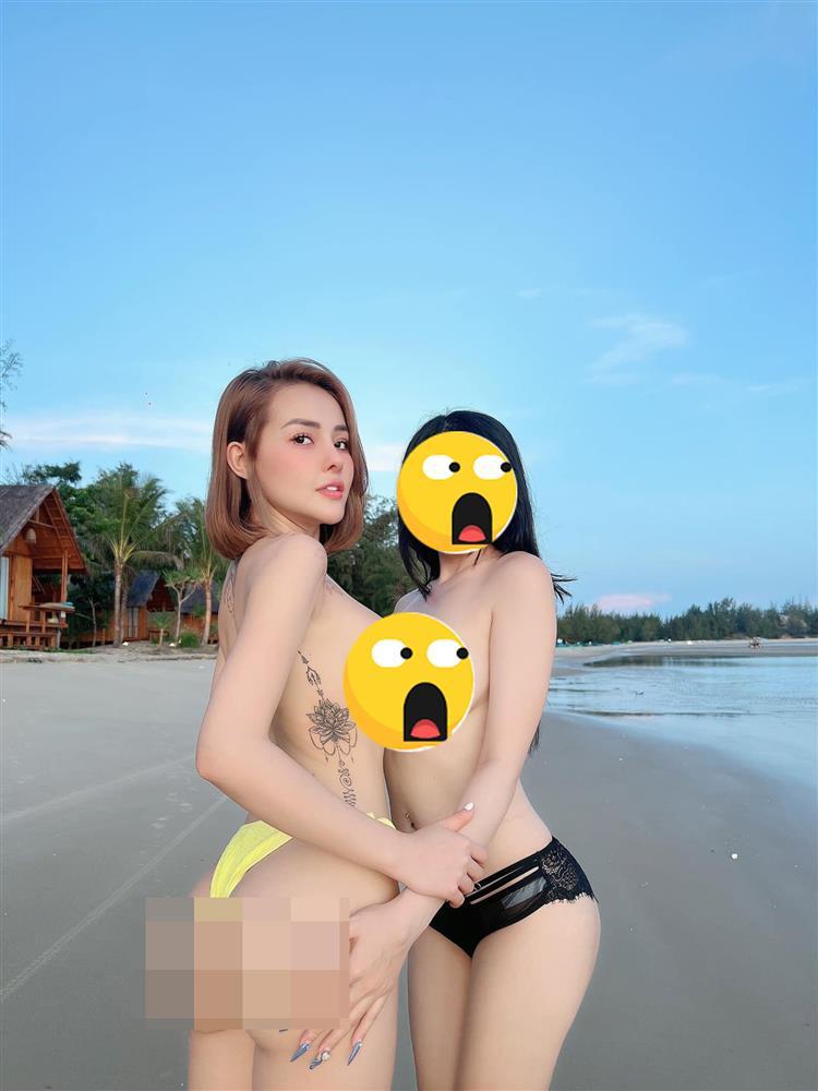 Ngân 98 chơi sốc, rủ bạn thân khoe vòng 1 thả rông giữa biển-2