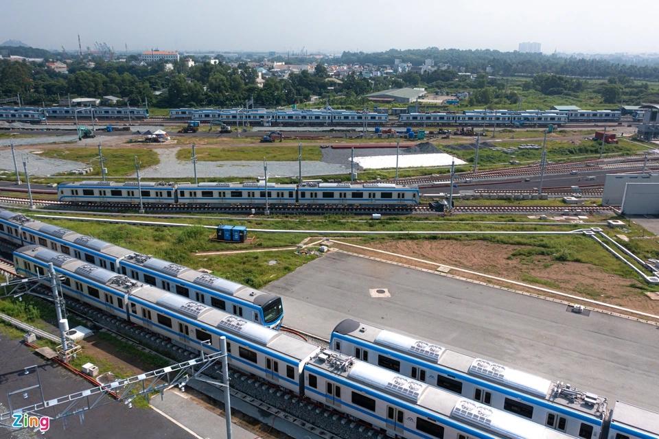 Che kín hình vẽ bậy trên 2 toa tàu metro số 1-2