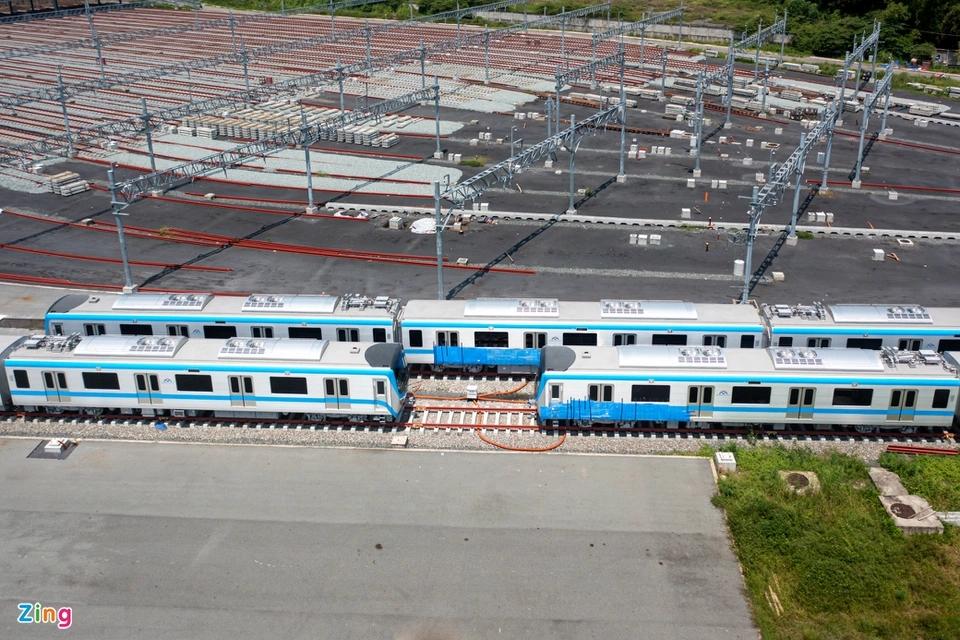 Che kín hình vẽ bậy trên 2 toa tàu metro số 1-3