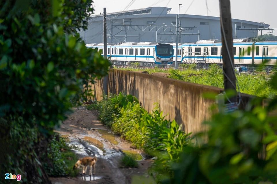 Che kín hình vẽ bậy trên 2 toa tàu metro số 1-6