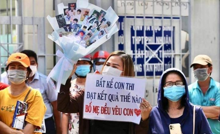 Khoảnh khắc của sĩ tử lẫn phụ huynh giúp mùa thi bớt căng thẳng-3