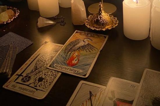 Bói bài Tarot thứ 3 ngày 14/6/2022: Hay lấy chuyện làm quà