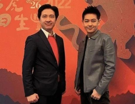 Lâm Chí Dĩnh sống xa hoa, anh trai bán hàng ở vỉa hè-2