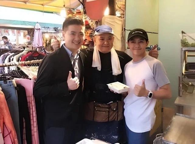 Lâm Chí Dĩnh sống xa hoa, anh trai bán hàng ở vỉa hè-3