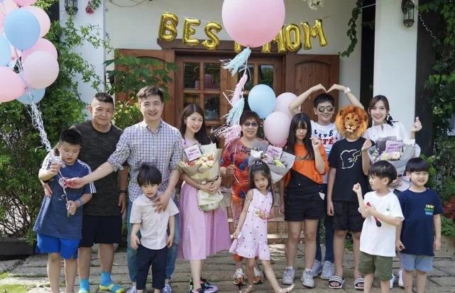 Lâm Chí Dĩnh sống xa hoa, anh trai bán hàng ở vỉa hè-6